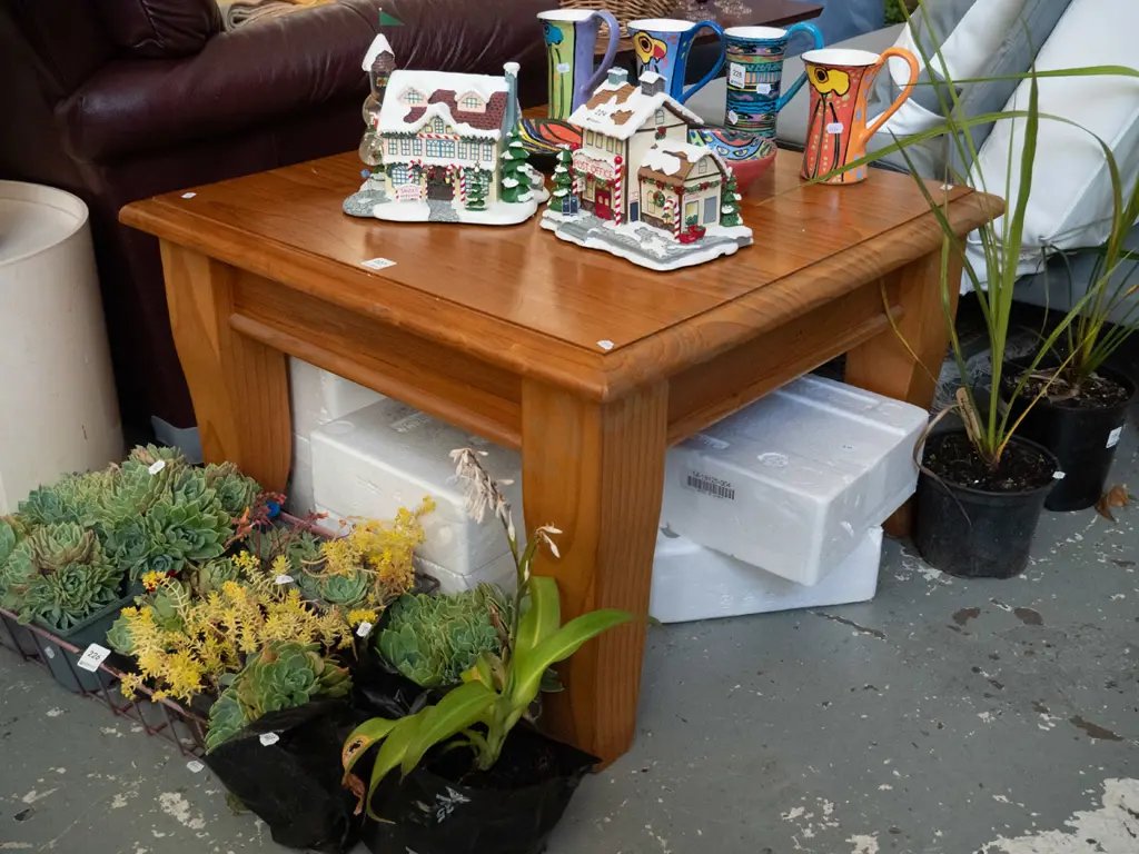 solid pine end table Image 1++