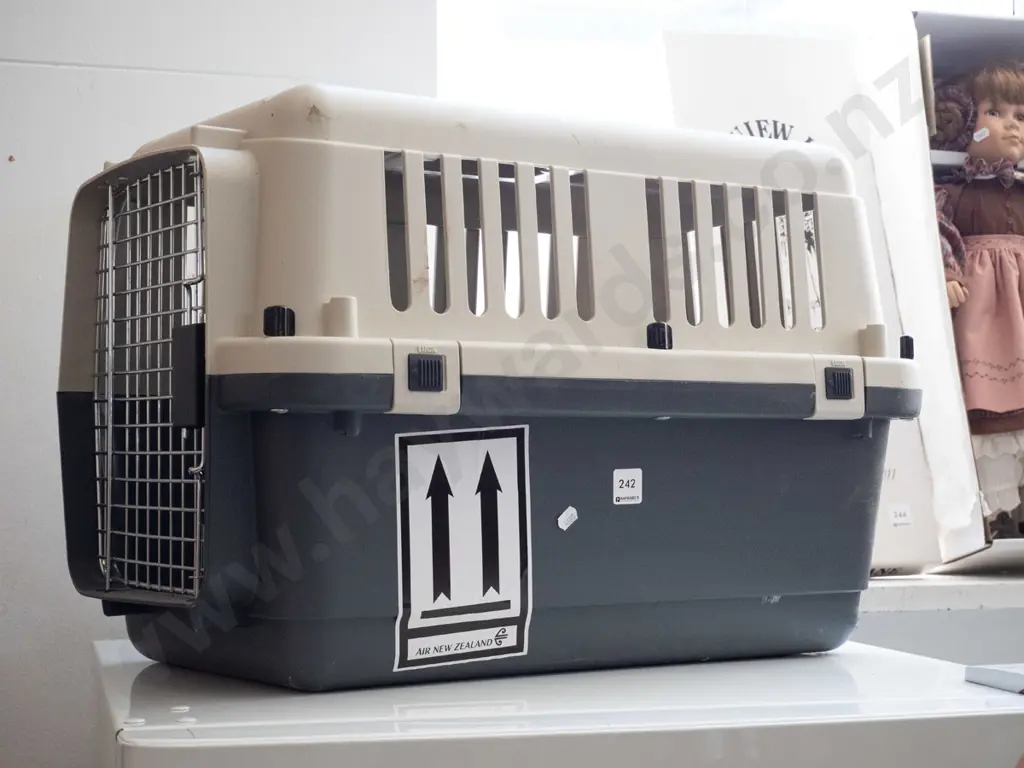large plastic pet carrier Image 1++