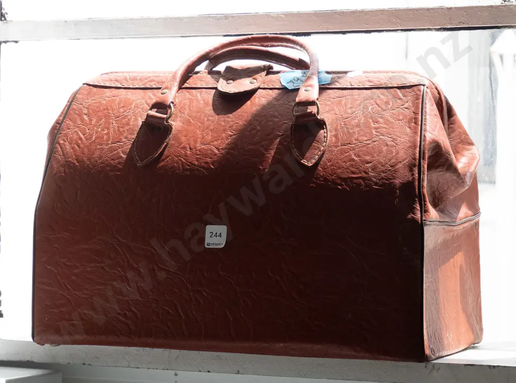 leather doctor's bag Image 1++