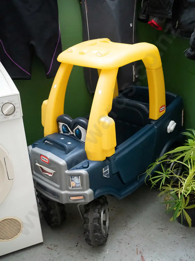 child's little Tikes ride on car Image 1++