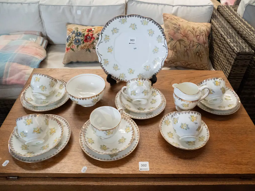 Salisbury yellow floral tea set, missing 1 plate Image 1++