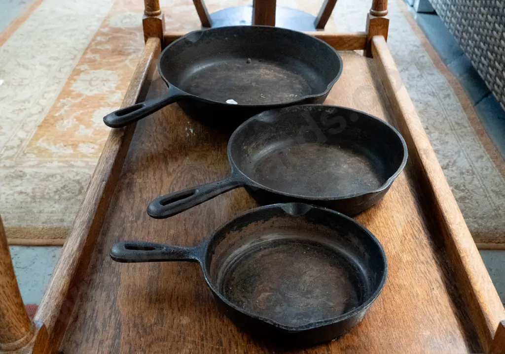 3x cast iron frying pans Image 1++