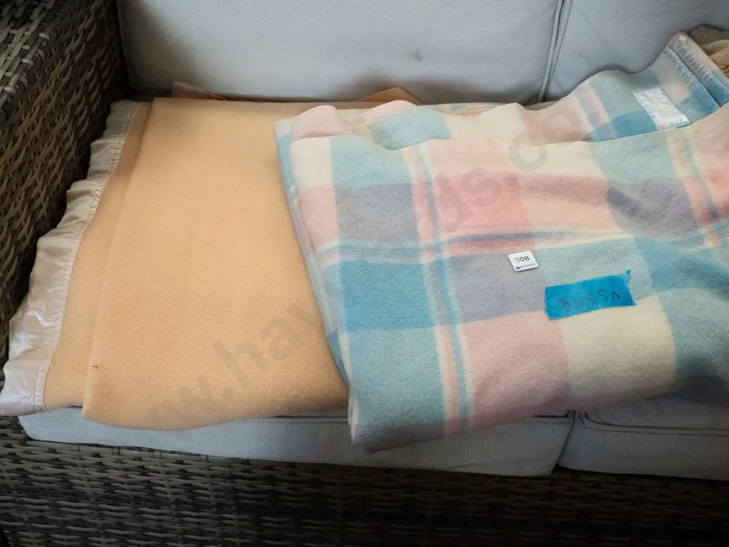 2 woollen blankets Image 1++