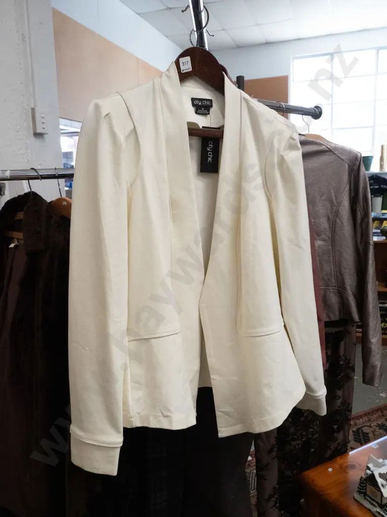 ladies size M cream fabric jacket Image 1++