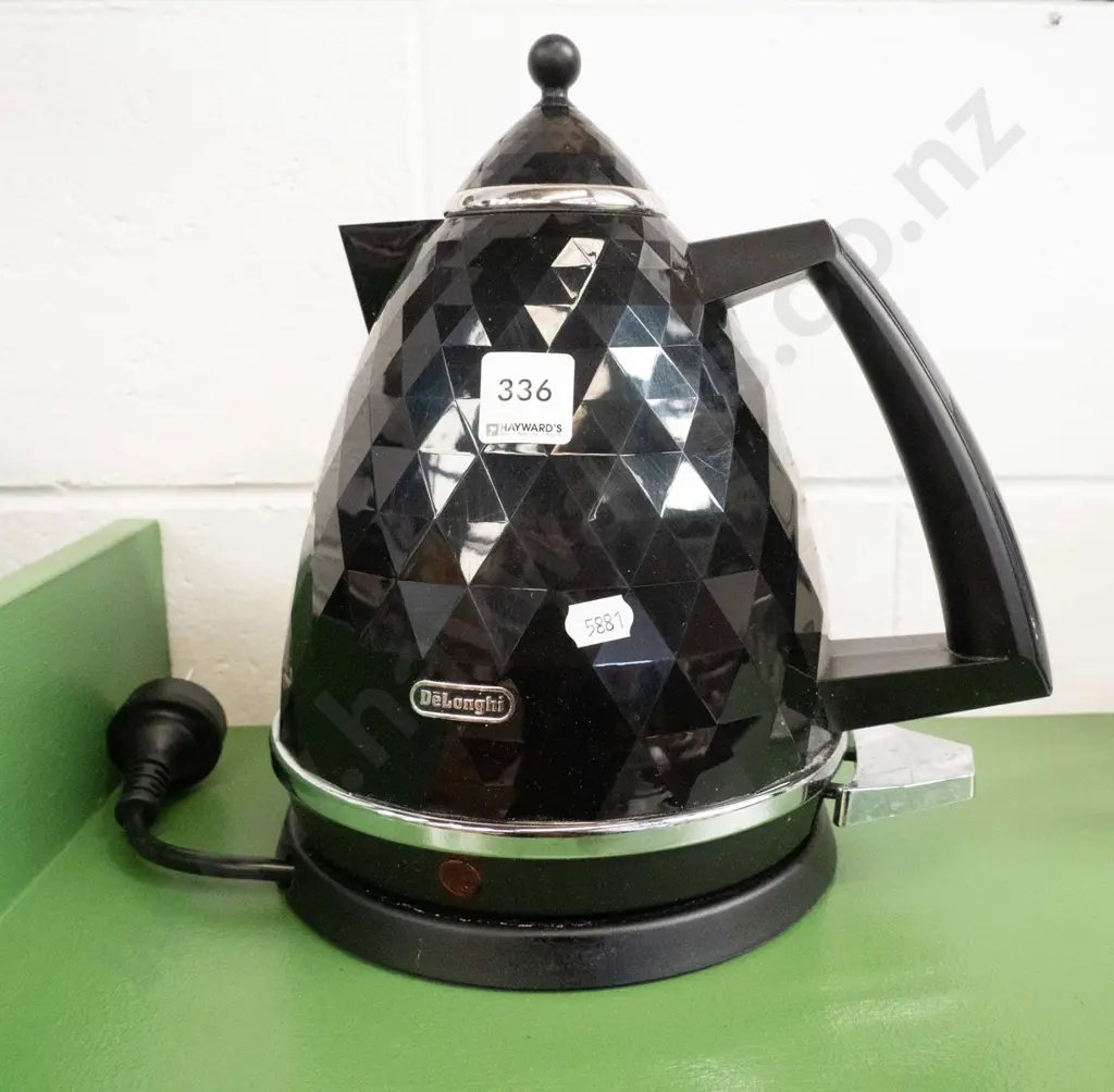 contemporary black Delonghi kettle Image 1++