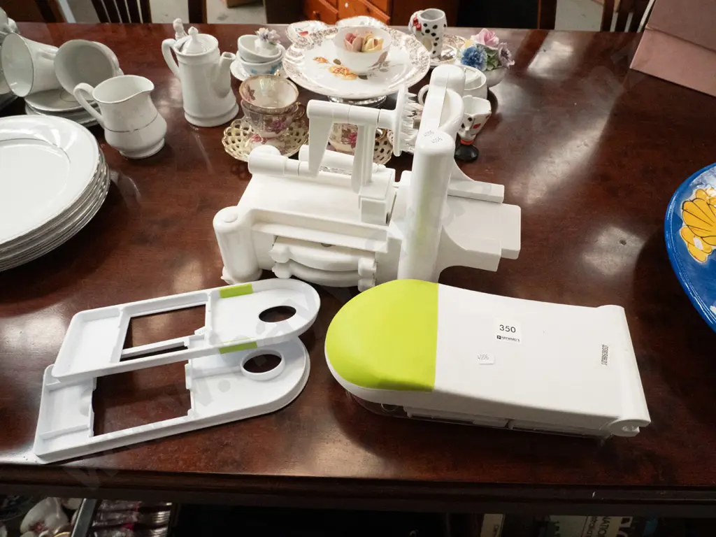 plastic bench top slicer & grater Image 1++