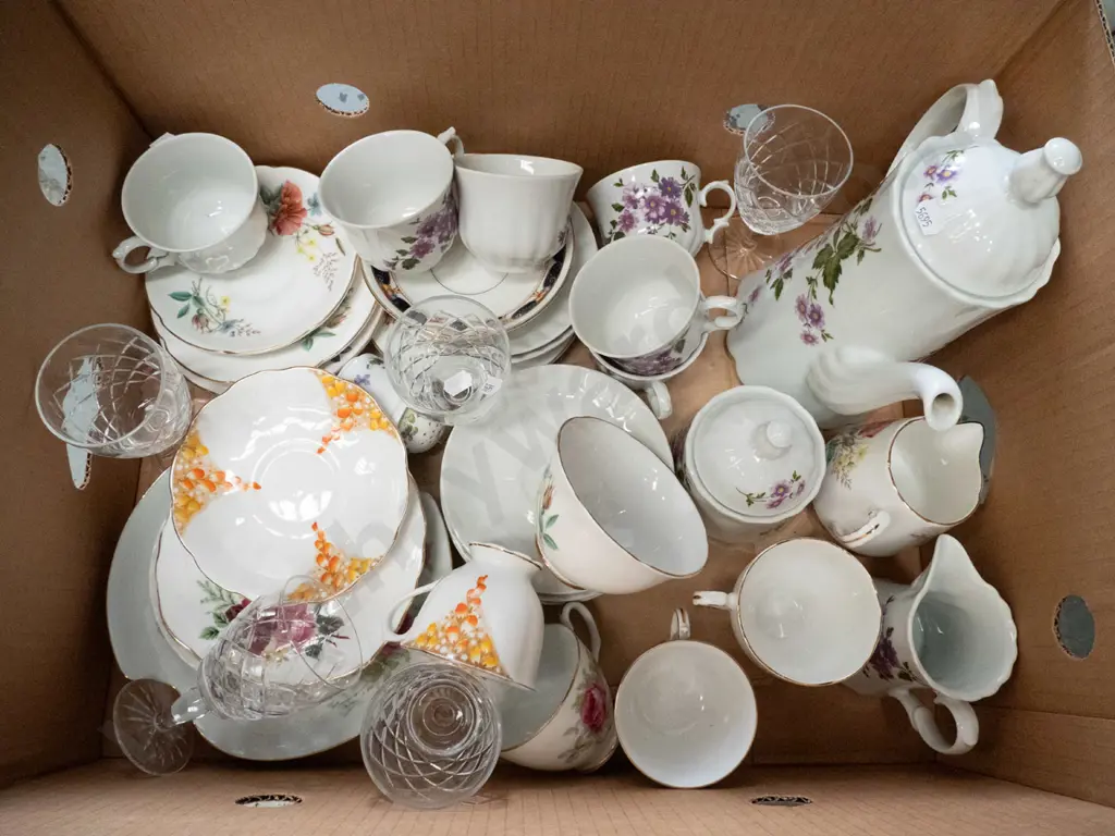 box; coffee pot, sugar, tea cup etc Image 1++