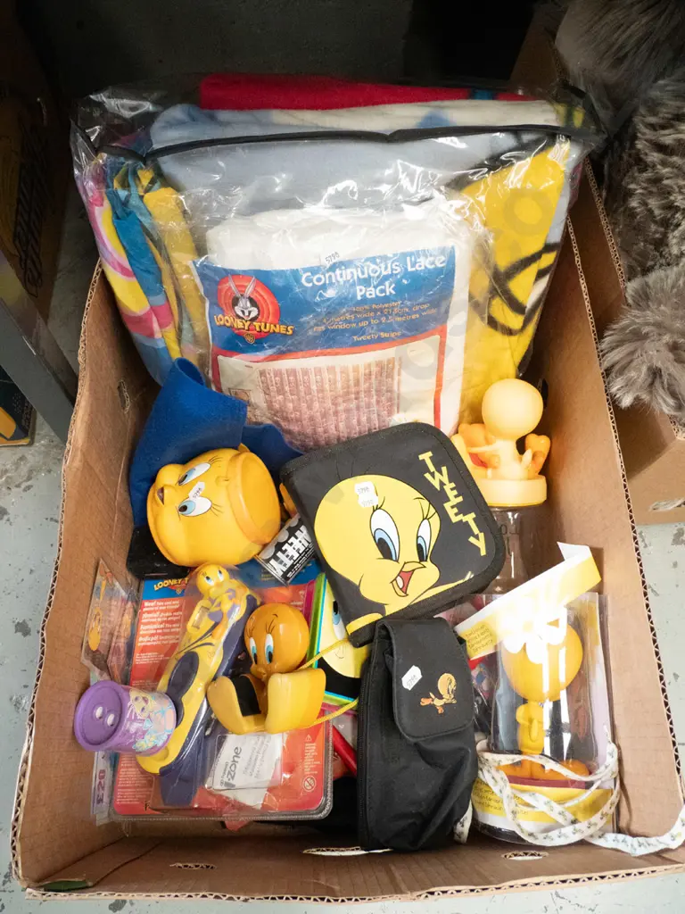 box; Tweetie Bird collectables Image 1++