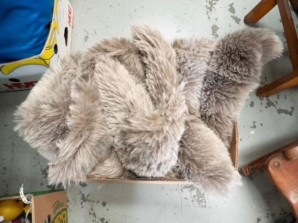 box; faux fur sheepskins Image 1++