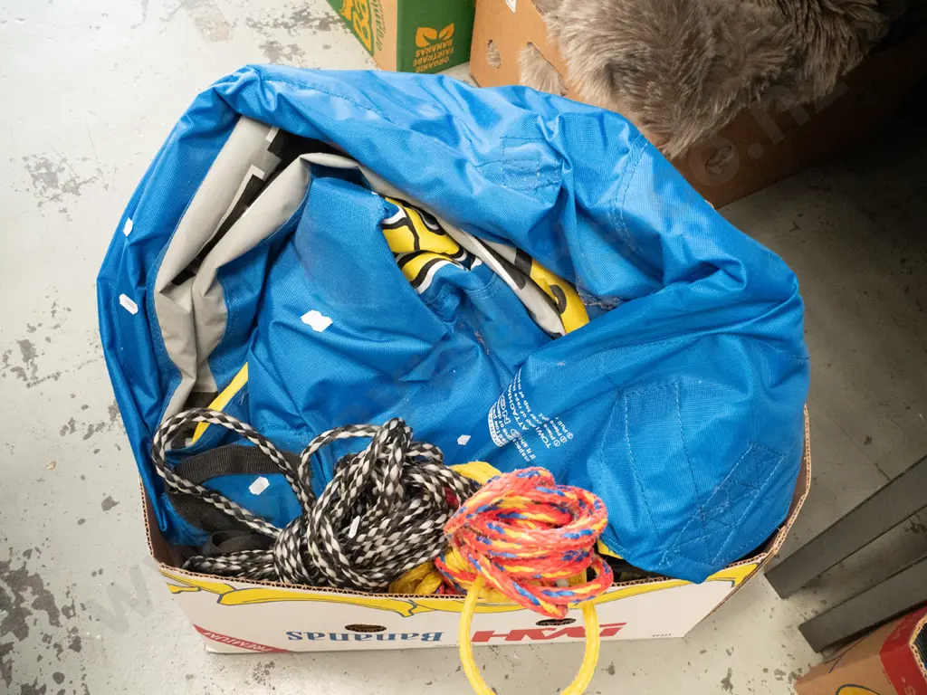 box; deflated ski biscuit and tow rope Image 1++