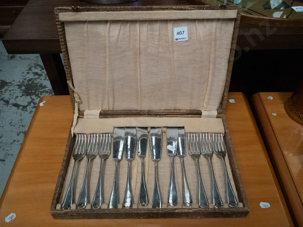 cased cutlery fish set Image 1++