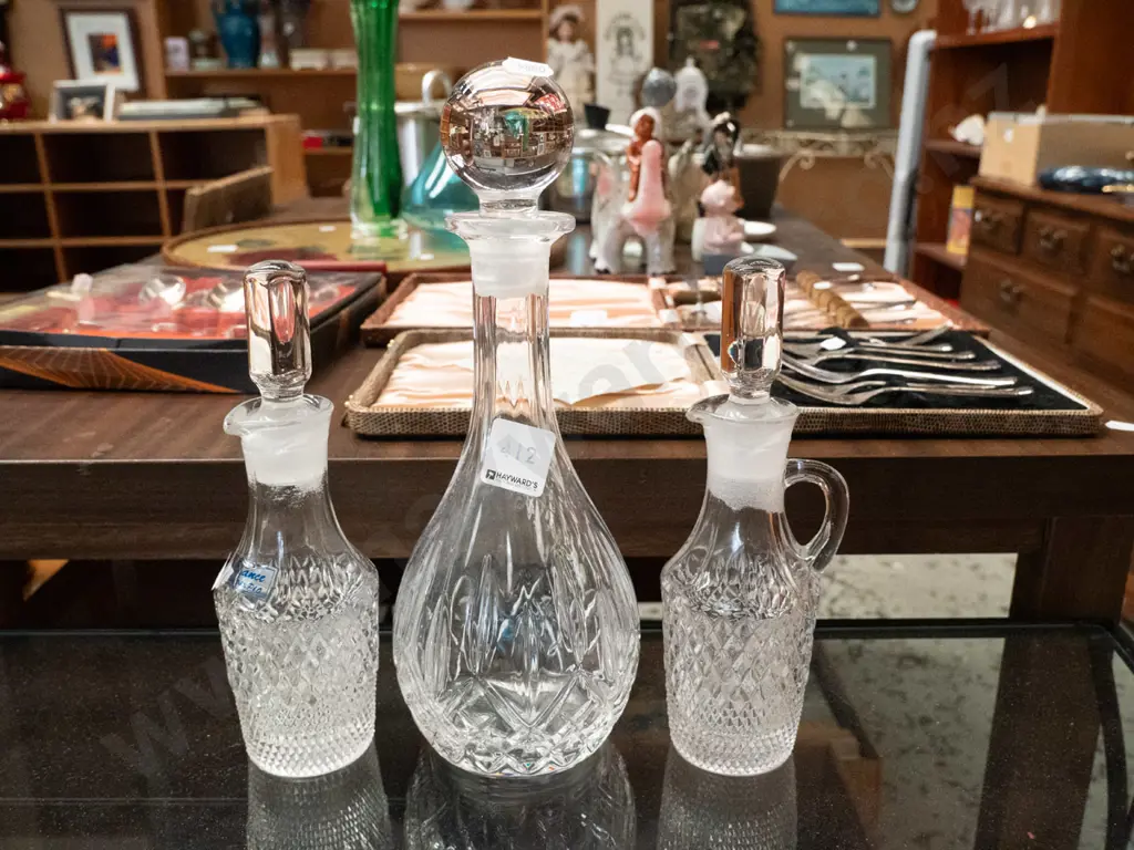 cut crystal stoppered decanter, 2 vinegar bottles Decanter H-280 Image 1++