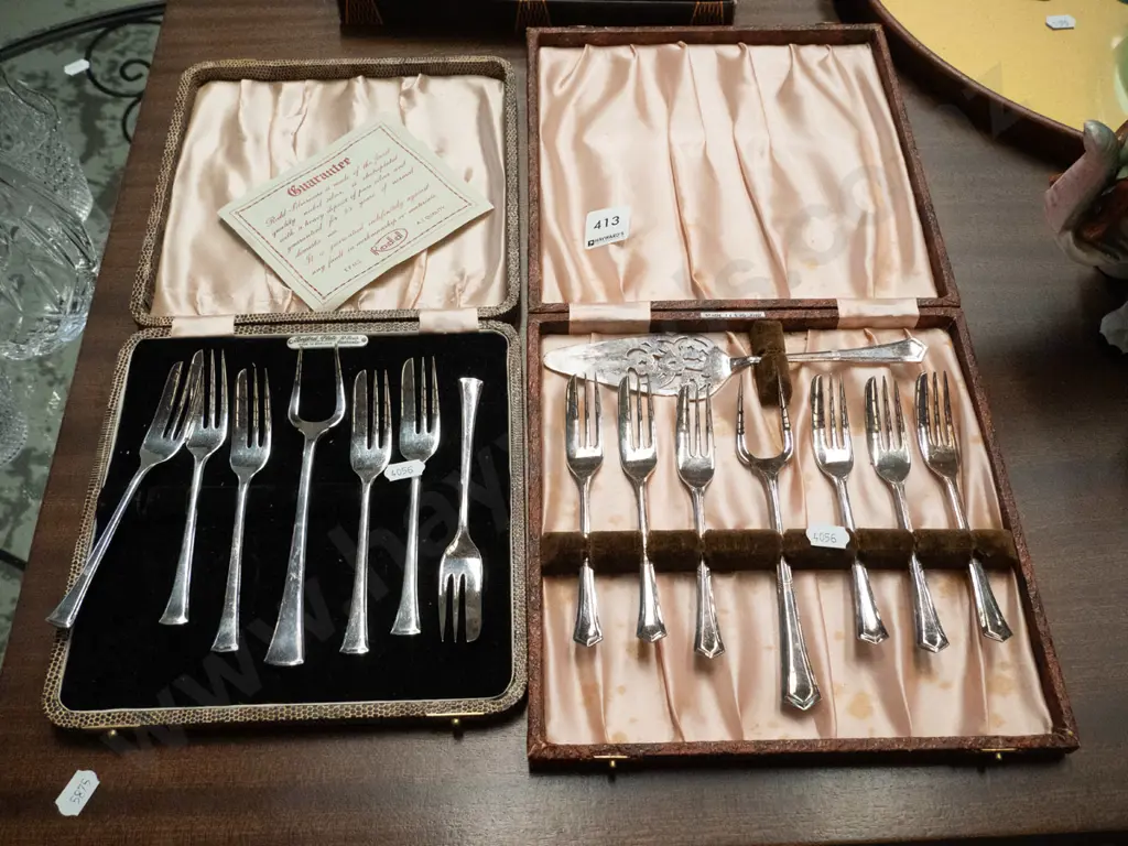 2x sets cased cutlery Image 1++