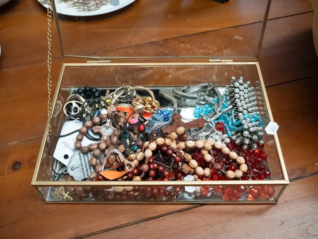 lidded glass box, costume jewellery Image 1++