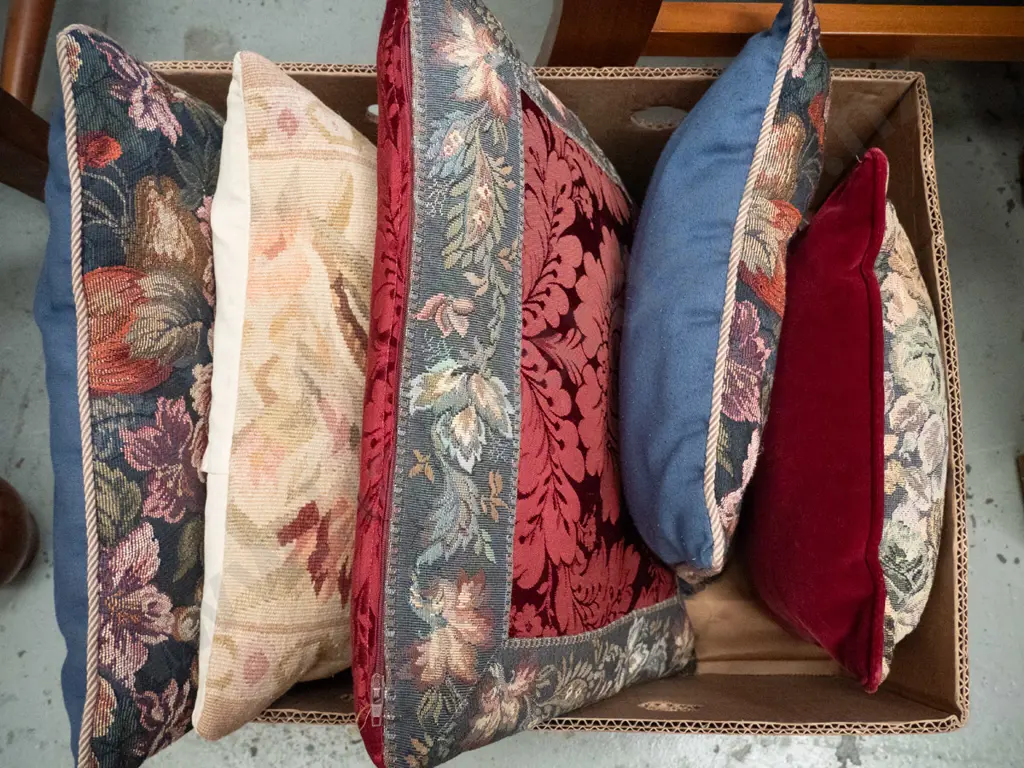 box of cushions Image 1++