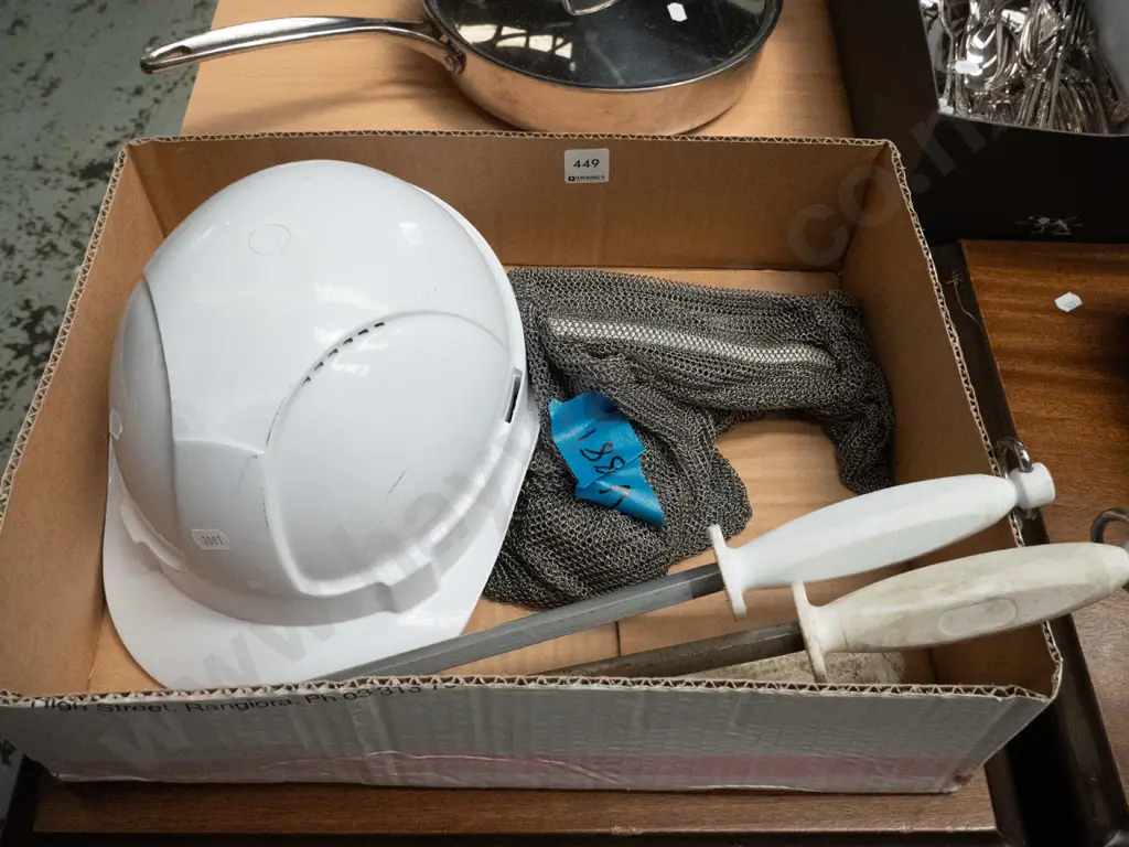 box; hand guard, butcher's steels, knives etc Image 1++