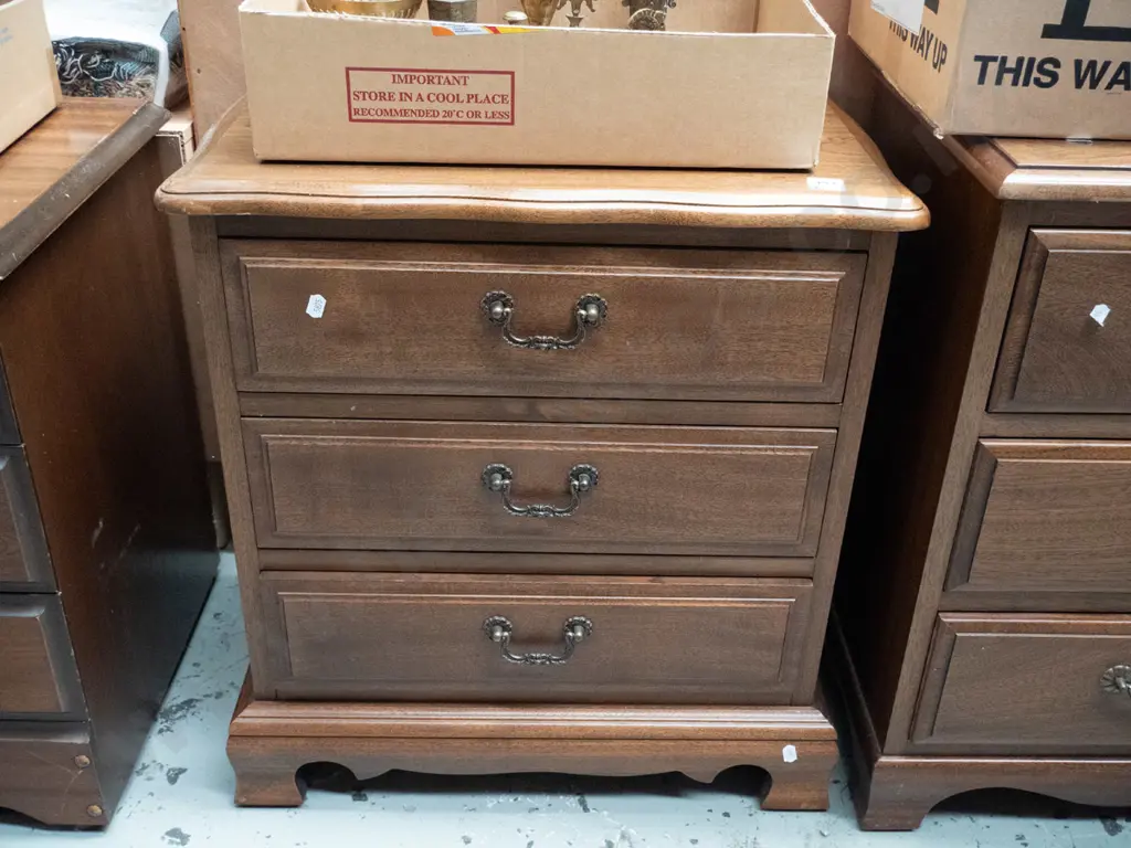 oak 3 drawer bedside cabinet Image 1++