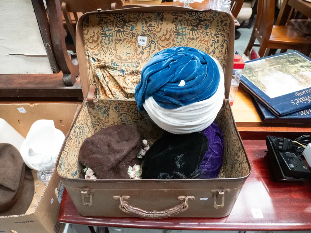 vintage suitcase, 4 hats Image 1++