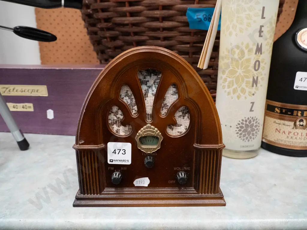 small reproduction wood cased mantle radio Image 1++