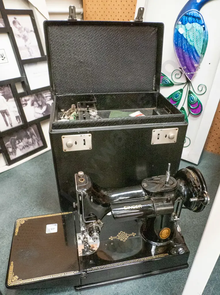 small electric Singer table top sewing machine - excellent condition Image 1++