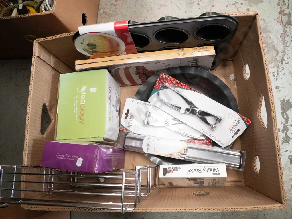 box; teapots, muffin trays etc Image 1++
