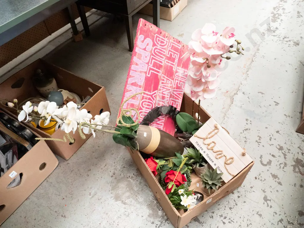 box; vases, fake plastic plants, various motto prints on board etc Image 1++