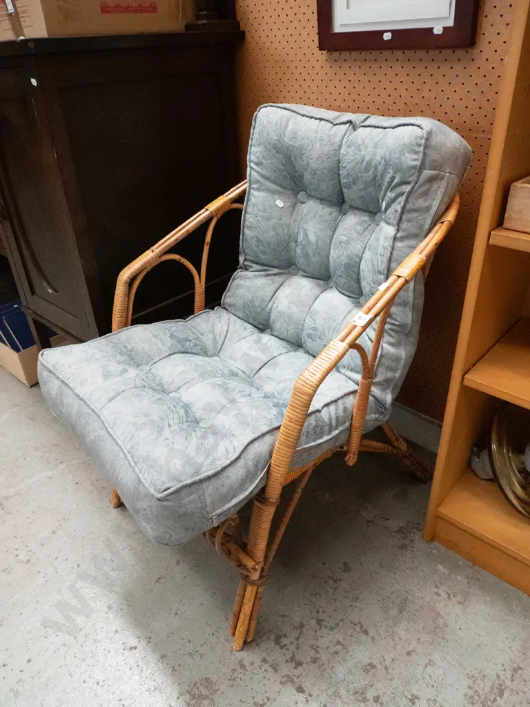 cane deep buttoned armchair Image 1++