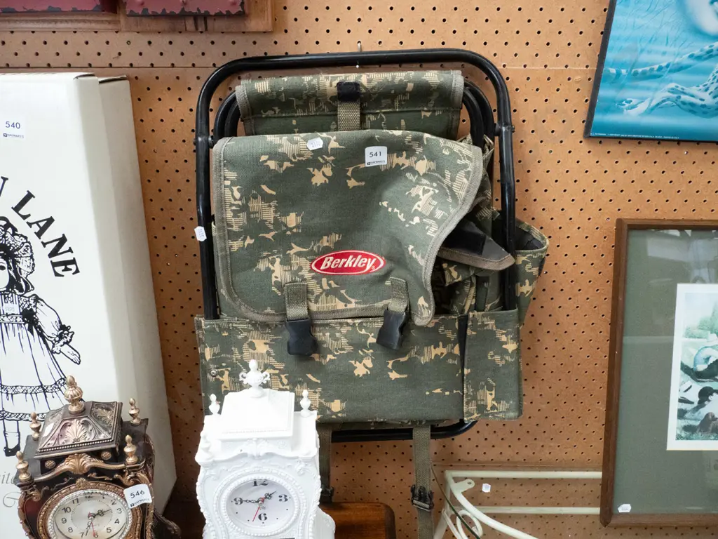 Berkley combination backpack and seat Image 1++