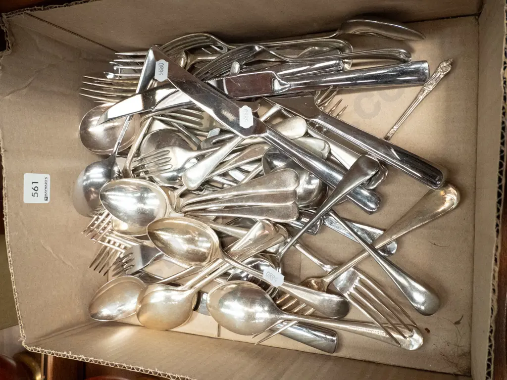 box of cutlery Image 1++