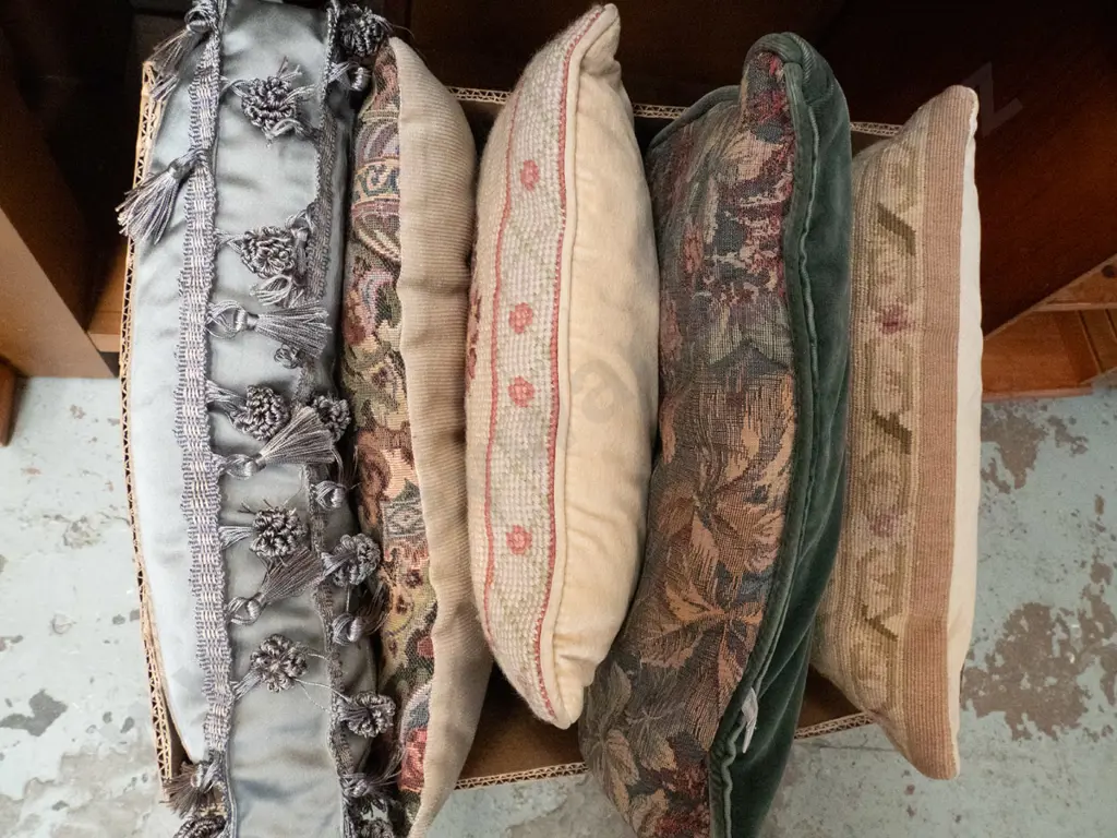 box of cushions Image 1++
