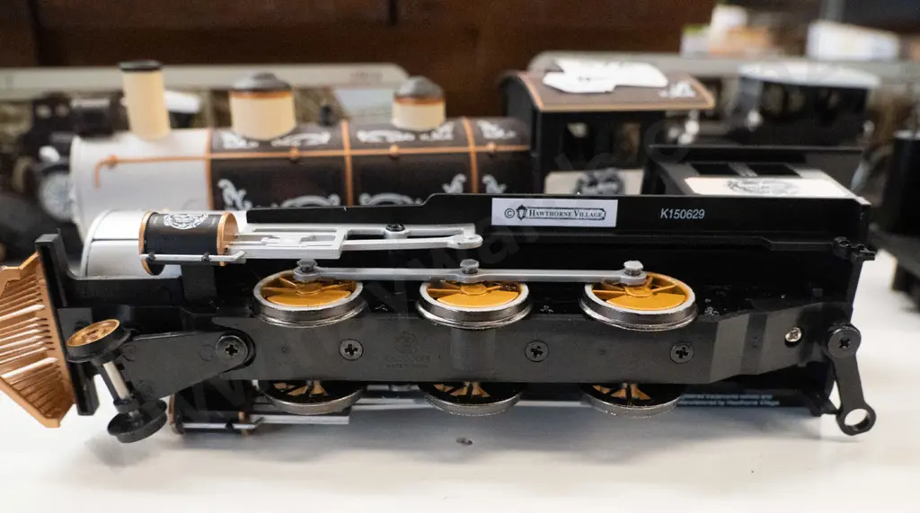 model railway items - 2 locomotives, tender, 2 Ford Model Ts on flatbed carriages Image 1++