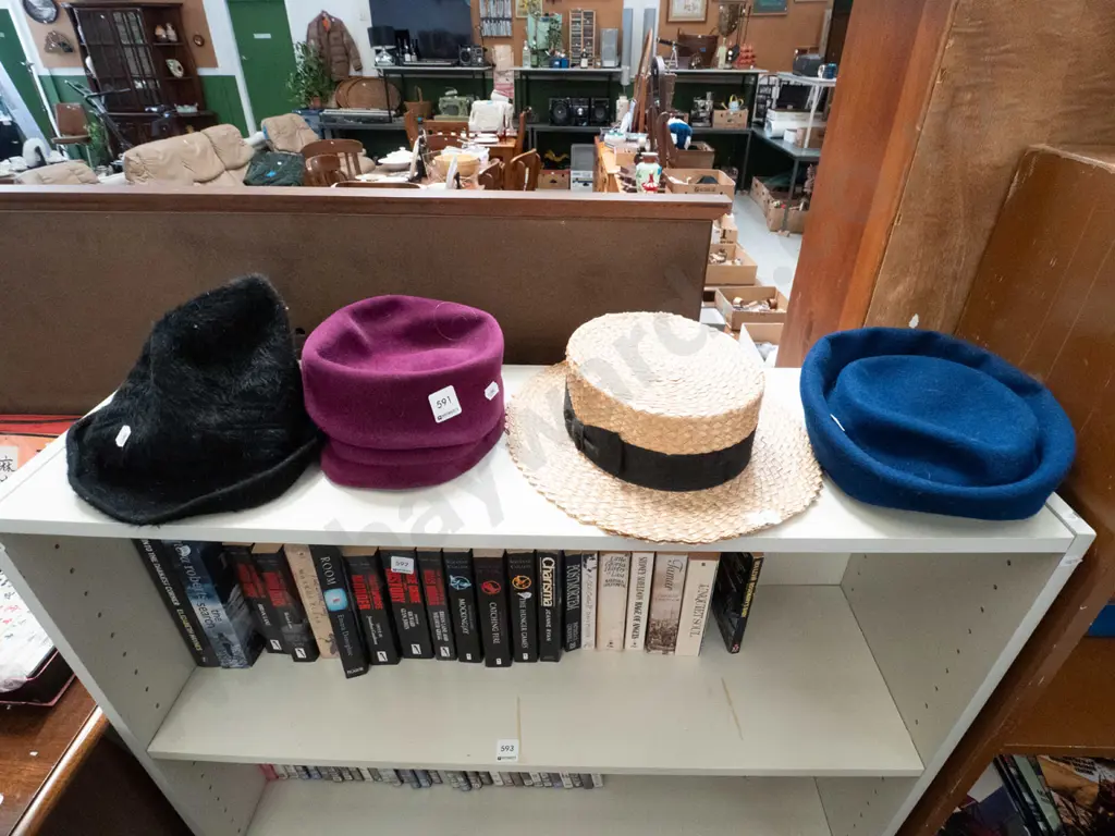 4x vintage hats Image 1++