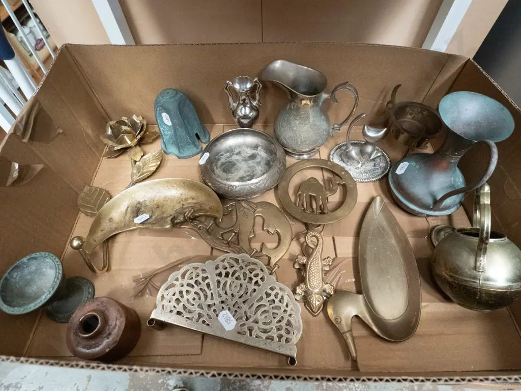 box; glassware, letter racks, ashtrays, clips etc Image 1++