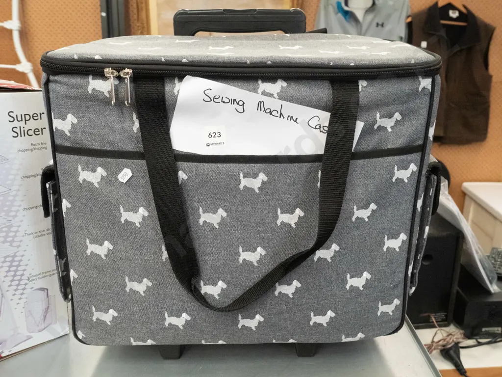 sewing machine case on wheels Image 1++