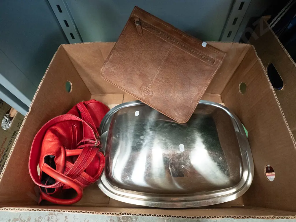 box; lidded roasting dish, 2x hand bags Image 1++