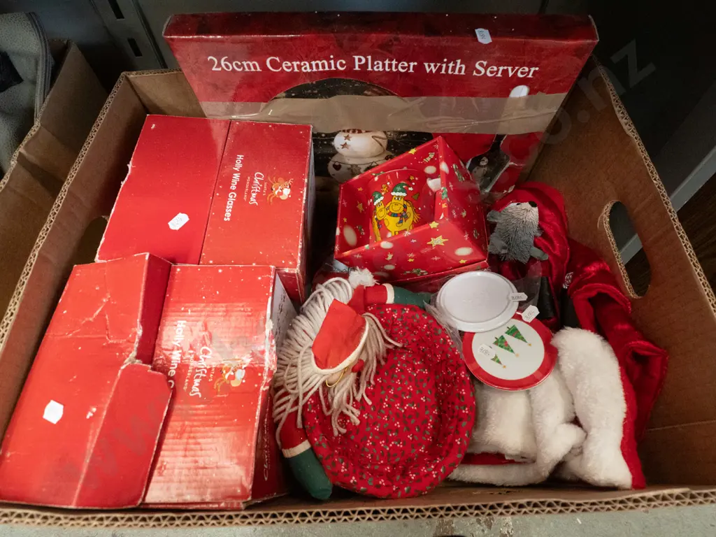 box; Christmas glasses, platter, mugs etc Image 1++