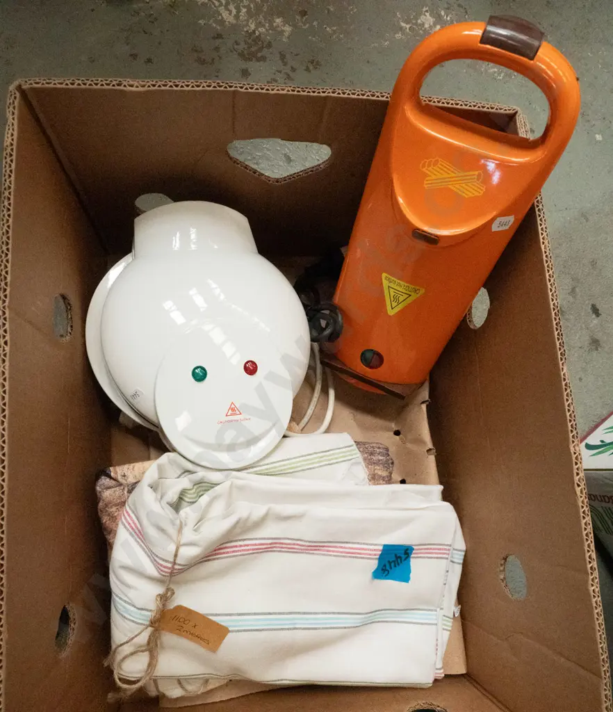 box; churros maker, waffle maker, 2x pieces of fabric Image 1++