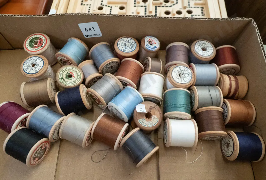 box; sewing threads Image 1++