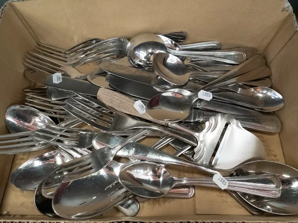 box of cutlery Image 1++