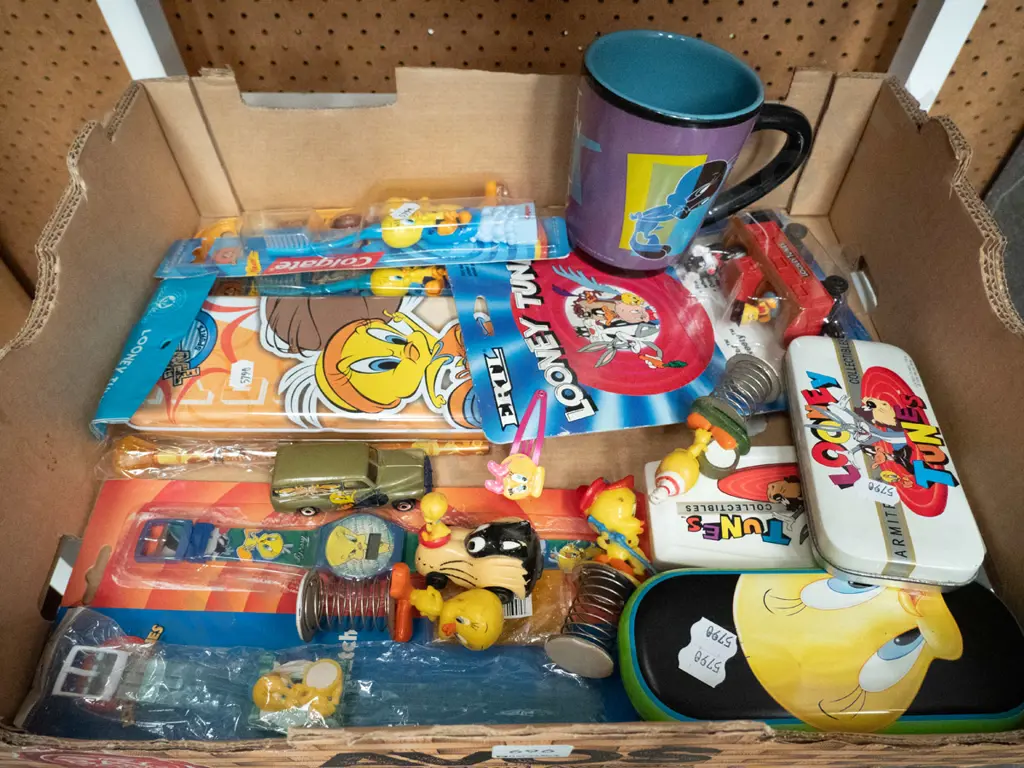 box; Tweetie Bird collectables Image 1++