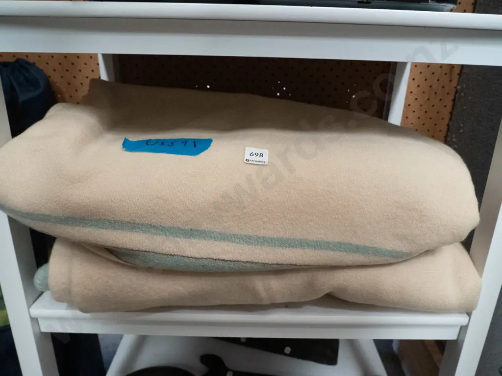 2x woollen blankets Image 1++