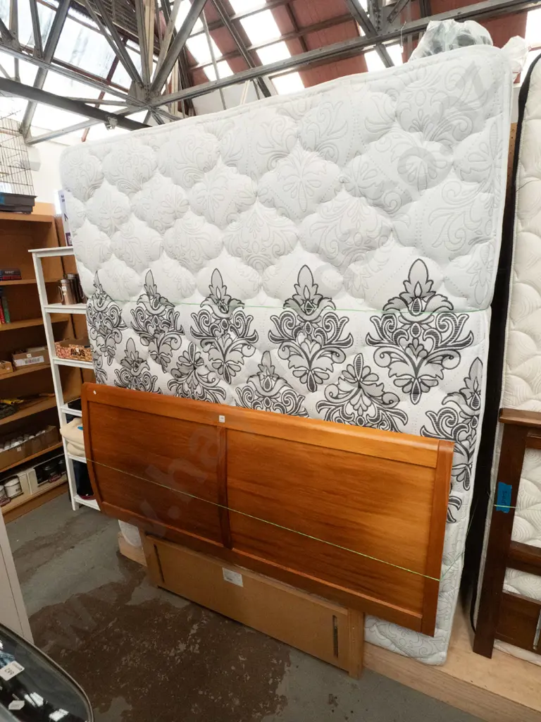 Beauty Rest Reign - medium comfort, king bed, base, mattress and solid rimu headboard Image 1++