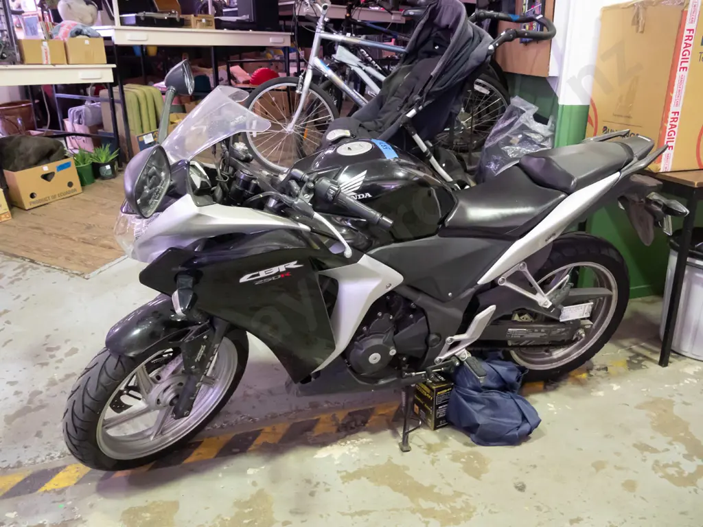 2011 Honda CBR 250R motorbike - registration on hold, 3705km - very tidy, has a cover Image 1++