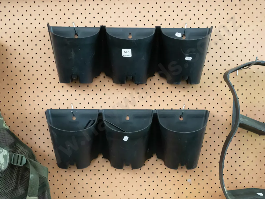 2x plastic wall mounted planters Image 1++