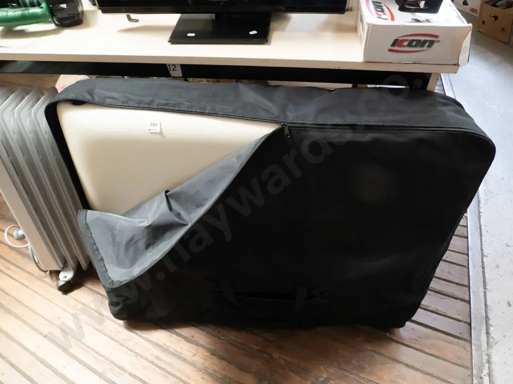 white vinyl massage table in case Image 1++