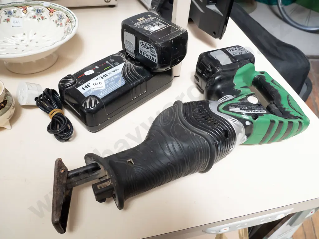 Hitachi reciprocator saw, 2 batteries and charger Image 1++