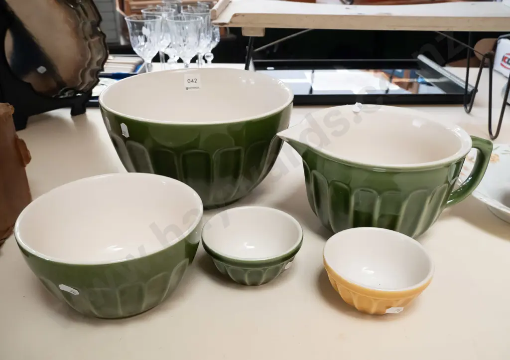 modern mixing bowls, pouring jug - chip to spout Image 1++
