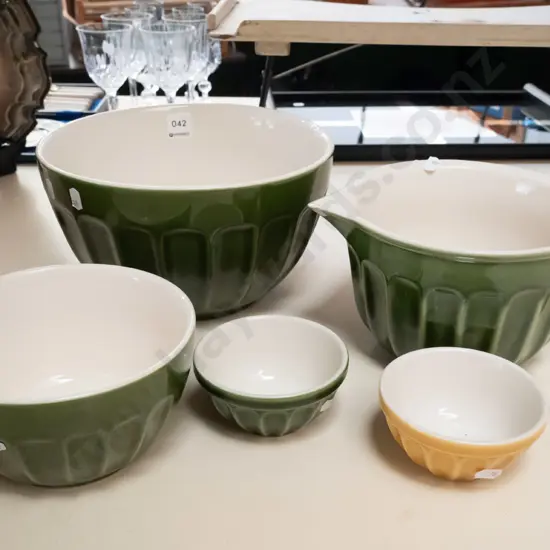 modern mixing bowls, pouring jug - chip to spout