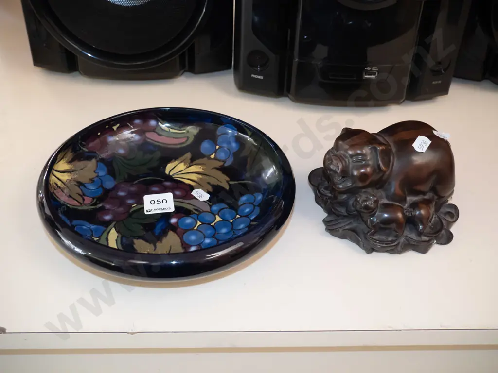 Jacobean ware bowl, carved wooden pig figurines Image 1++