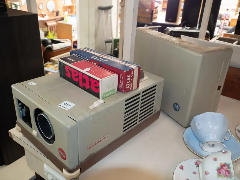 vintage slide projector and bulbs Image 1++